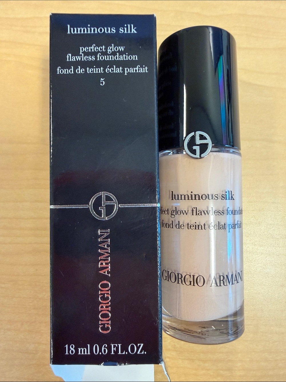 NIB Giorgio Armani Luminous Silk Flawless Foundation shade 5, light neutral pin